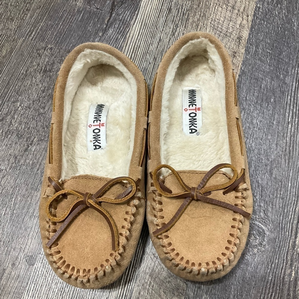 MINNETONKA CALLY MOCCASINS size 6